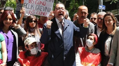O presidente do grupo socialdemocrata do Parlamento Europeu, Gianni Pittella (centro), durante um ato de solidariedade com Semih Özakça e Nuriye Gülmen (com máscaras).