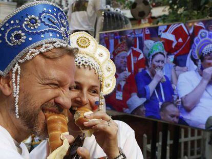 Duas pessoas posam para uma foto durante a Copa do Mundo Rússia 2018.