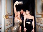 Kim Kardashian, segurando um celular no baile de gala do Metropolitan Museum, em maio de 2018.