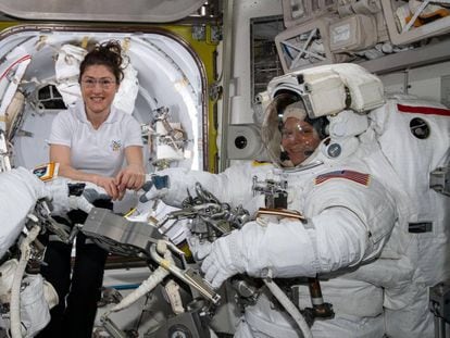 As astronautas Christina Koch (esquerda) e Anne McClain, em 22 de março, na Estação Espacial Internacional.