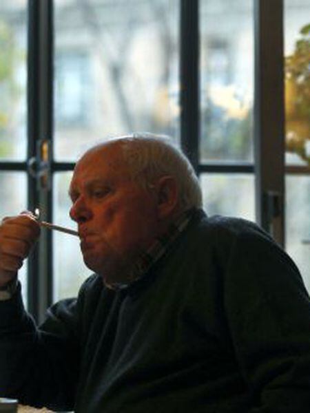 António Lobo Antunes acende um cigarro na sala de sua casa de Lisboa, durante a entrevista.