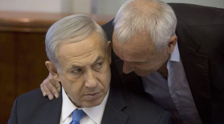 O primeiro-ministro israelense, Benjamin Netanyahu, escuta ao Ministro de Seguridad Interior, Isaac Aharonovich.