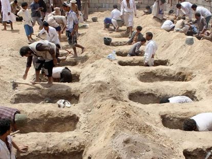 Covas em Saada para enterrar as crianças mortas no ataque.