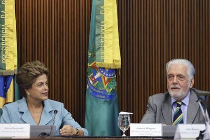 Dilma e o ministro Jacques Wagner. 