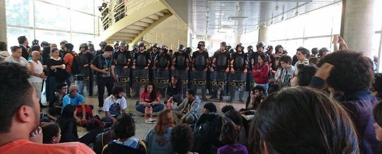 Estudantes à frente da PM no Centro Paula Souza.