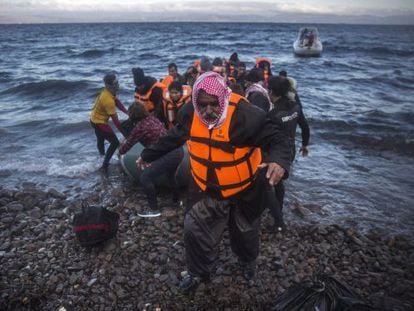 Um iraquiano desembarca junto a outros refugiados na ilha grega de Lesbos em 18 de dezembro.