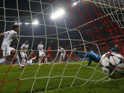 Ramos marcando um dos gols da partida.