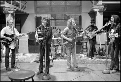 Em primeiro plano, a partir da esquerda, Stephen Stills, Graham Nash, David Crosby e Neil Young, num ensaio em 1970.