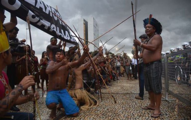 Indígenas protestam em Brasília contra a PEC 215.