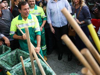 O prefeito de S&atilde;o Paulo Jo&atilde;o Doria vestiu-se de gari no dia 2 de janeiro.