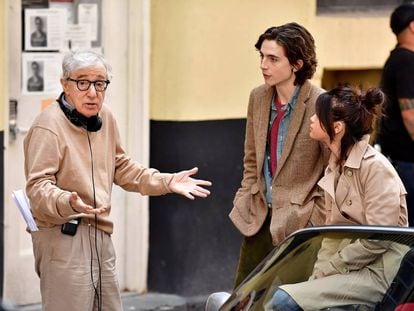 Woody Allen conversa com Timothée Chalamet e Selena Gomez em setembro passado, na filmagem de ‘A Rainy Day in New York’.