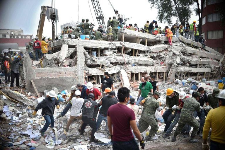 Socorristas buscam sobreviventes nos escombros de um edifício que desabou no México após o terremoto