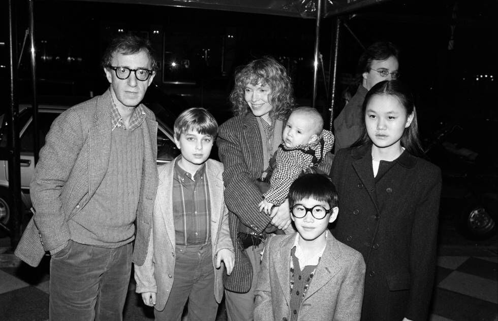 Woody Allen e Mia Farrow com Fletcher, Dylan (no colo de Mia), Moses (de óculos) e Soon-Yi, em Nova York, 1986.