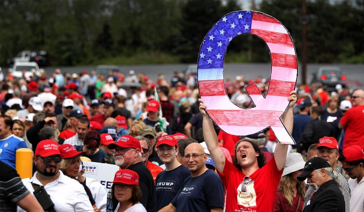 Participante de um comício de Donald Trump em agosto de 2018 na Pensilvânia segura um enorme 