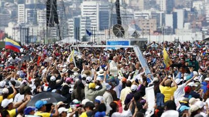 Milhares de peregrinos acenam para o Papa em Quito.