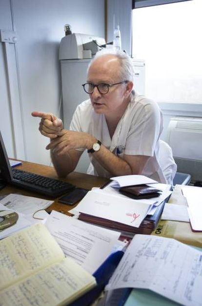 O médico belga François Damas, em uma consulta.