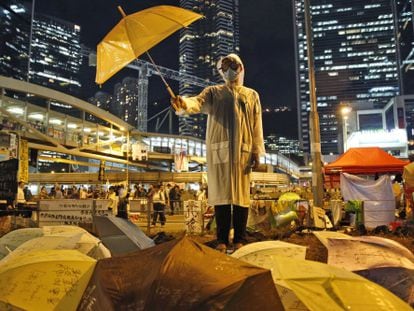 Manifestante nas imediações da sede do Governo local de Hong Kong, nesta quinta-feira.