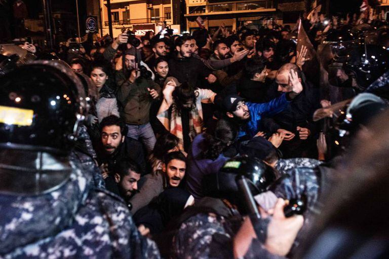 O Exército libanês desaloja à força os manifestantes que bloquearam o anel viário de Beirute na madrugada da última quarta-feira.