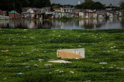 Eletrodomésticos e outros resíduos descartados flutuam em rio na região sul de Manaus, em 2 de junho de 2021.