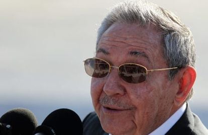 Raúl Castro fala à imprensa após se despedir de François Hollande.