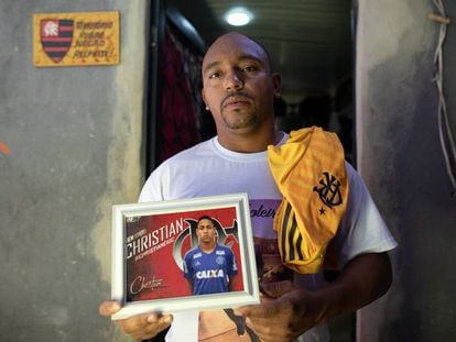 Cristiano Esmério exibe foto do filho e a camisa que ele usava na base rubro-negra.