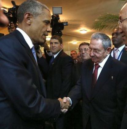 Obama e Castro se cumprimentam.