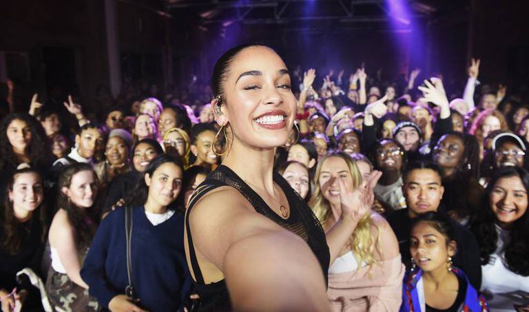 Jorja Smith tira uma selfie com fãs após evento realizado pela Nike.