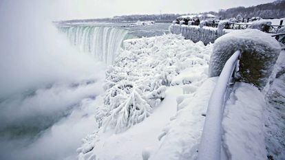 Paisagem congelada nas cataratas do Niágara (Ontário) depois das baixas temperaturas e fortes nevascas.
