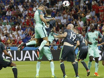 Ronaldo arremata para fazer o primeiro gol de Portugal. CARL RECINE REUTERS / Vídeo: uefa.com