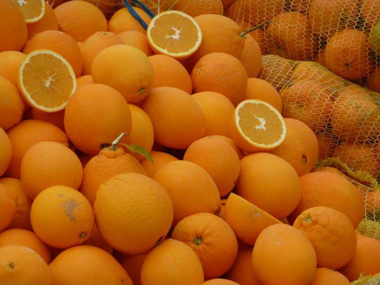 Nessa época do ano, laranjas são opções boas que não pesam no bolso.