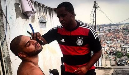 Adriano faz a barba em uma rua da Vila Cruzeiro.