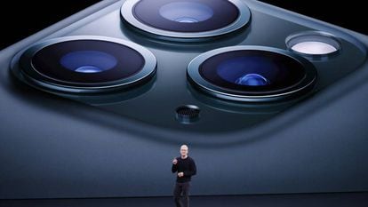 O presidente da Apple, Tim Cook, anuncia a câmera tripla do iPhone 11 Pro durante sua apresentação em Cupertino (Califórnia, EUA).