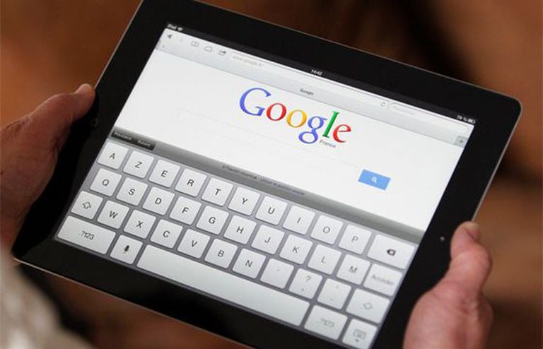 Um tablet com o Google na página de início.
