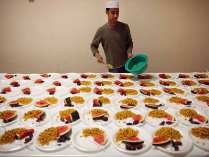 Em Londres, cozinheiro prepara pratos do ramadã, um tipo de jejum.