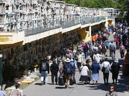 Pessoas visitam o Cemitério Geral de Santiago do Chile.