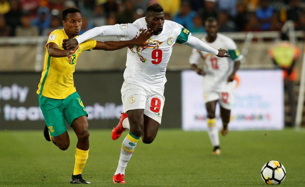 O senegalês Niang conduz a bola num jogo contra a África do Sul.