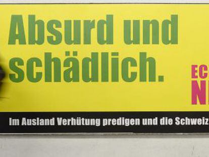 Um cidadão de Zúrich passa por adiante de um cartaz contrário à iniciativa de Ecopop para frear a imigração.