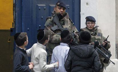 Entrada de um colégio judaico, nesta terça-feira em Paris.