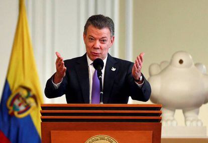 Santos agrade os aplausos depois do anúncio do Nobel da Paz.