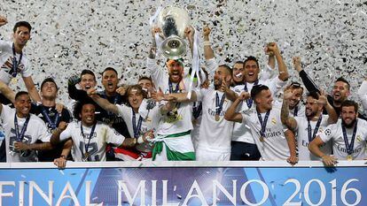 Os jogadores do Real Madrid comemoram o título.