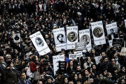 Milhares de pessoas recordam o genocídio armênio nesta sexta-feira em Istambul, Turquia.