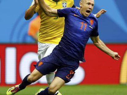 Thiago Silva e Robben, na ação que valeu o pênalti para a Holanda.