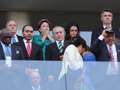 A presidenta Dilma (de verde) no jogo de abertura da Copa.