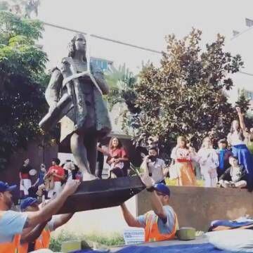 Momento da retirada da estátua de Cristóvão Colombo em Los Angeles no sábado.