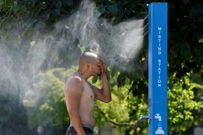 Um homem se refresca numa praça de Vancouver, na costa canadense do Pacífico, neste domingo.