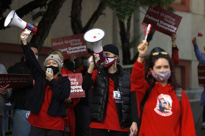Enfermeiras protestam em San Francisco, Califórnia, no dia 10, reivindicando aumento salarial e segurança no trabalho.