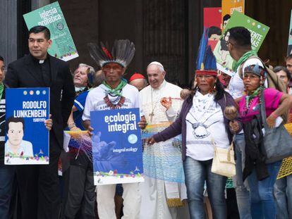 Papa Francisco caminha ao lado de índios durante os eventos do Sínodo da Amazônia, reunião de três semanas aborda a preservação da floresta