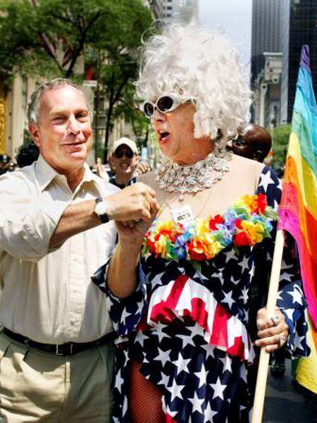 Gilbert Baker (à dir.) ao lado do prefeito de Nova York, Michael Bloomberg, durante a parada do Orgulho Gay de 2002.