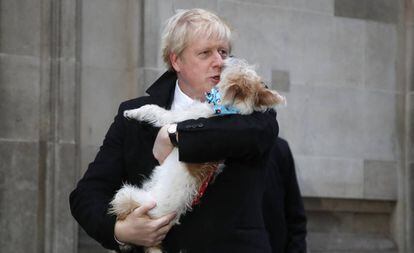 Boris Johnson, com seu cachorro Dilyn diante do colégio onde votou em Londres nesta quinta.