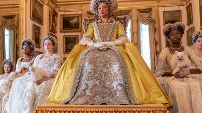 Golda Rosheuvel interpreta a rainha Charlotte em ‘Bridgerton’. Historiadores especulam há anos sobre a possibilidade de que a monarca fosse negra.